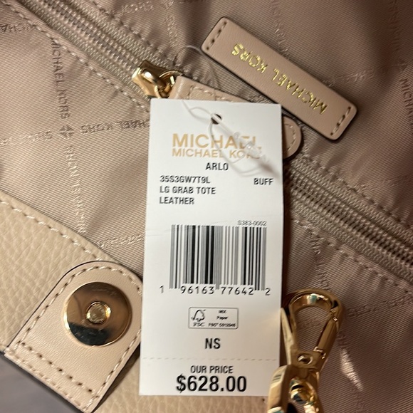 MICHAEL KORS ARLO LARGE GRAB BAG SHOULDER TOTE MK LEATHER GOLD~2 BAGS IN 1
Buff - Picture 13 of 16